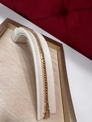 نمای دستبند کارتیه ژاپنی لایت طلا روی پایه داخل جعبه