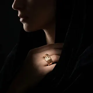 نمای استفاده از انگشتر طلای اف جی سه‌ردیفه روی دست در فضایی با پس‌زمینه تیره